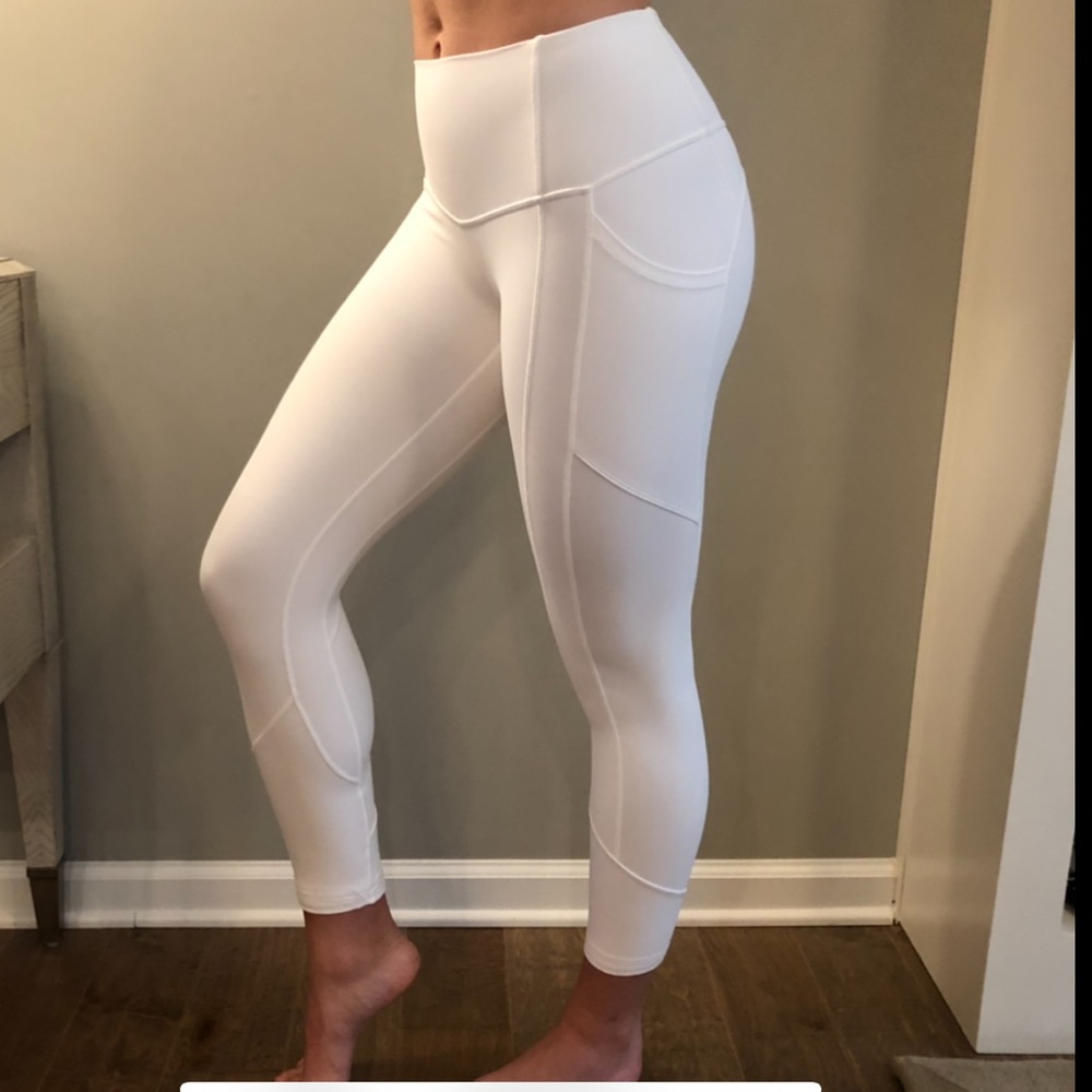 WHITE Lululemon ALL THE RIGHT PLACES sz 4